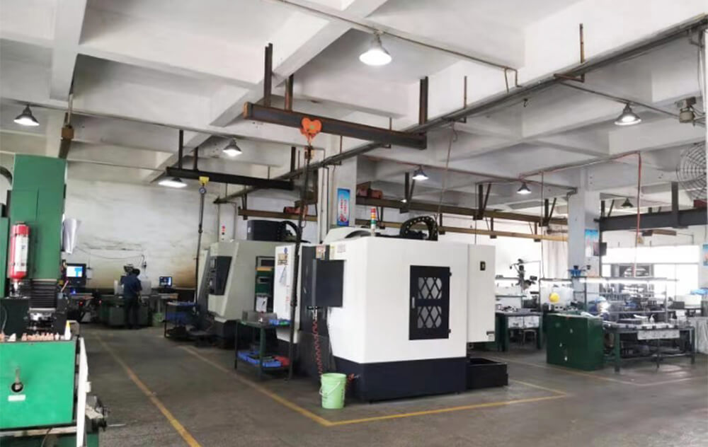 自有模具車(chē)間，擁有模具制作需要的各種機床、火花機、線(xiàn)切割機等設備，按客戶(hù)不同需要開(kāi)發(fā)新模。