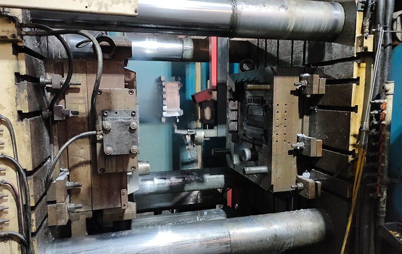 壓鑄成型，機器人取件