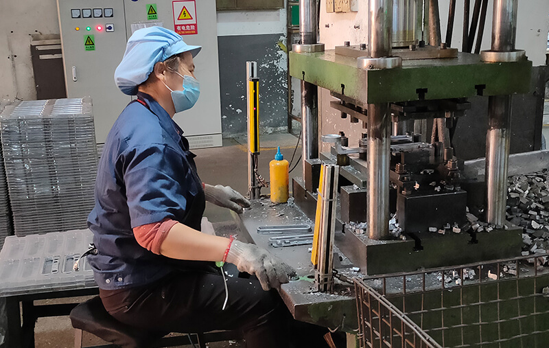 鑄件整平，切邊