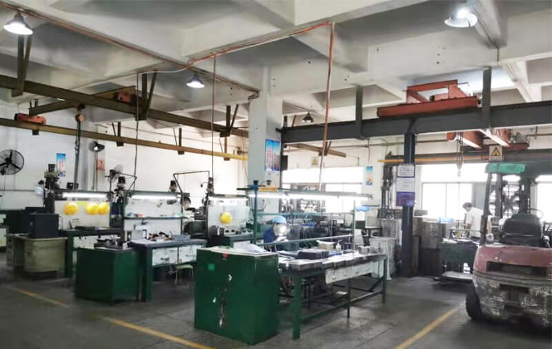 模房：線(xiàn)切割機，火花機，銑床，大磨床，精雕機共30臺。