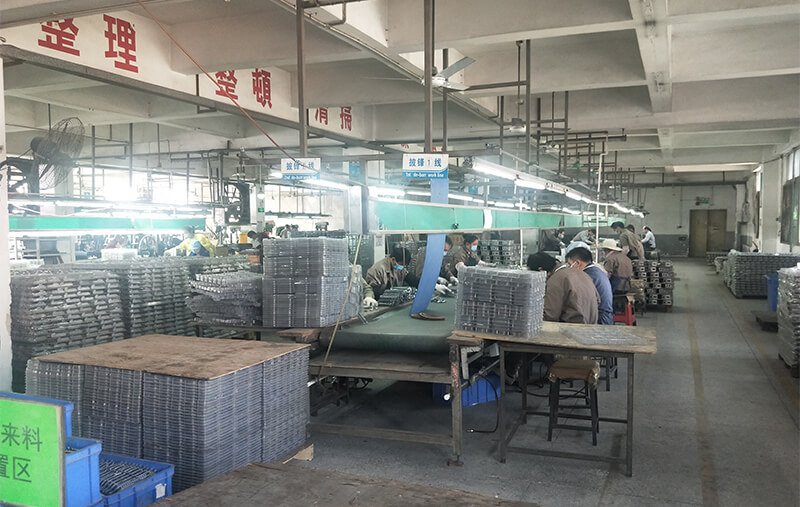 加工課：?jiǎn)屋S鉆床，整形線(xiàn)，去披鋒線(xiàn)，多軸鉆孔機，拉砂機，攻牙機，打磨線(xiàn)，甩干機等共55臺。